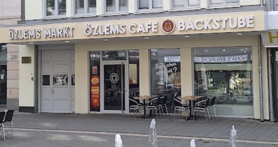 Schaufenster von Özlems Backstube in der Bahnhofstraße