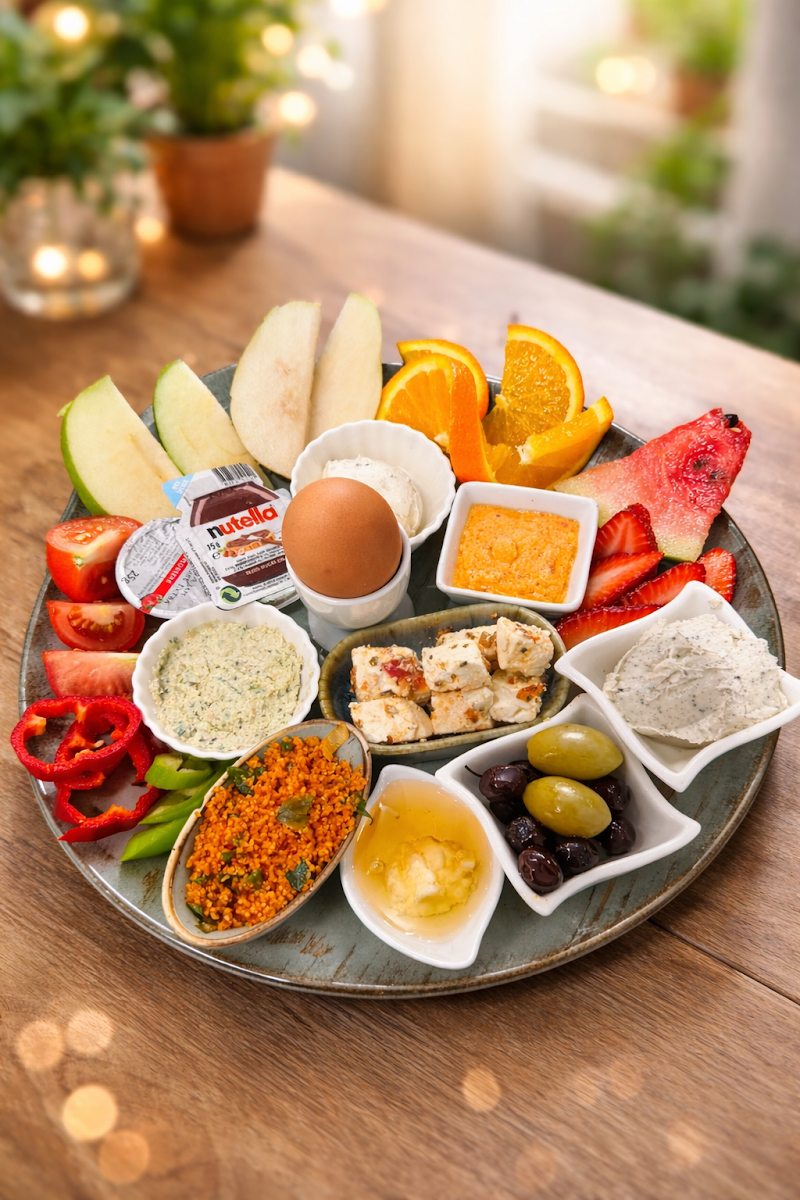 Türkisches Frühstück bei Özlems Backstube: frisches Fladenbrot, Käse, Oliven, Obst und Nutella
