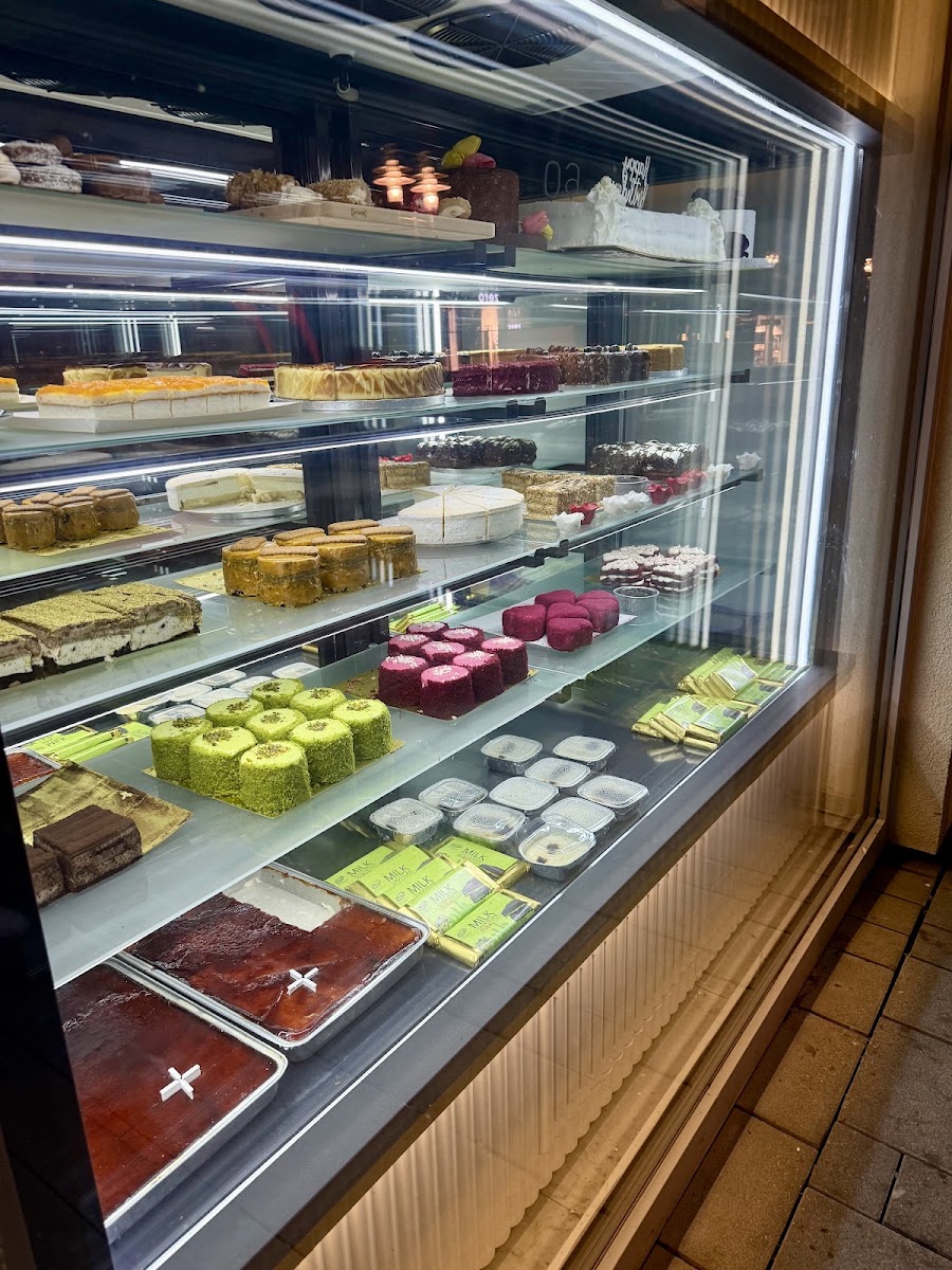 Kuchenvitrine mit Cheesecake, Red Velvet und Baklava-Rollen