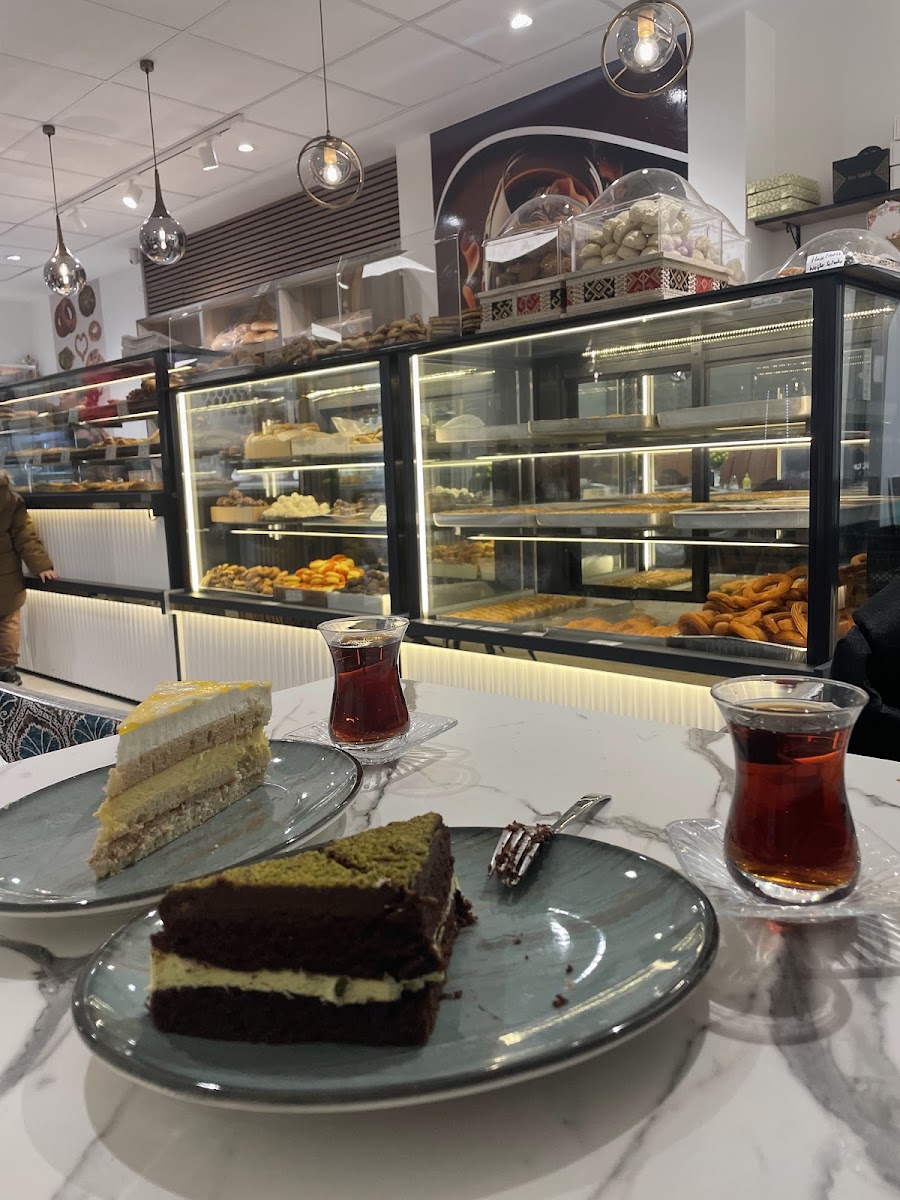 Gemütlicher Tisch mit türkischem Tee und Kuchen bei Özlems Backstube