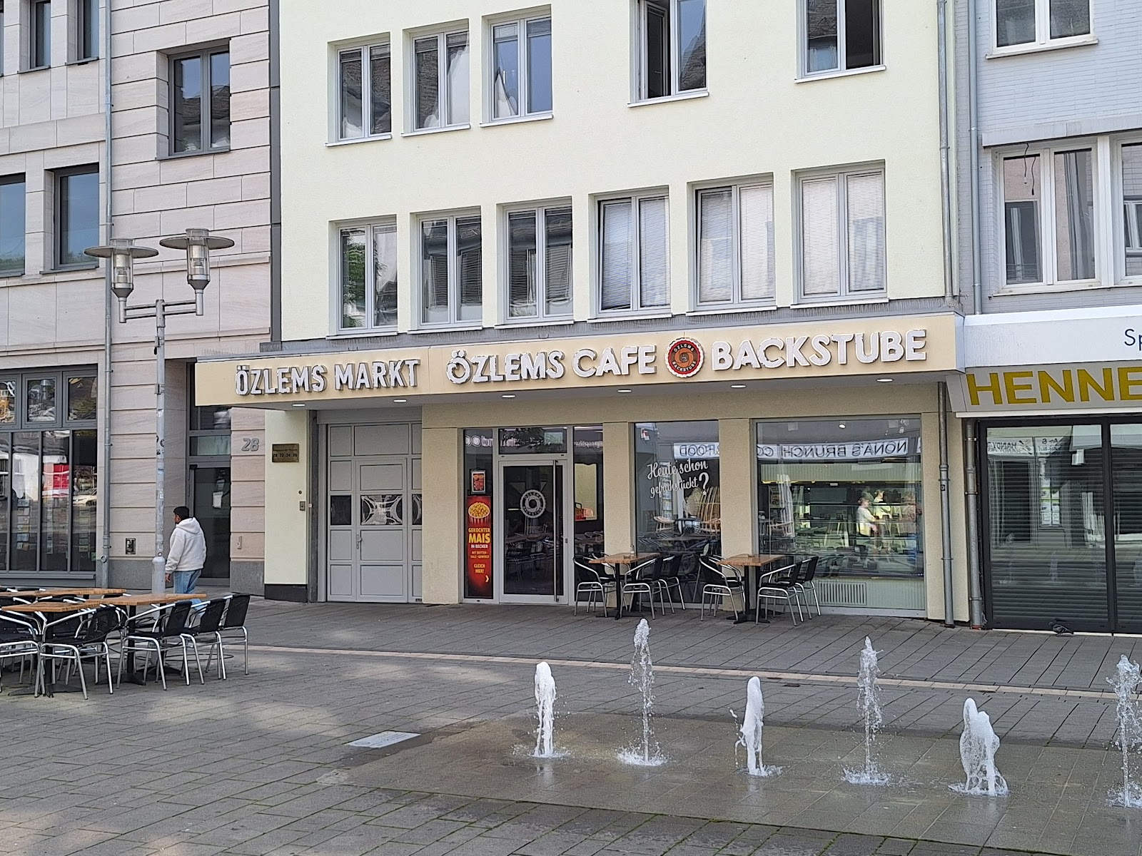 Außenansicht von Özlems Markt und Özlems Cafe Backstube